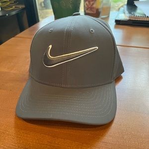 Nike Golf Mens hat. Worn once